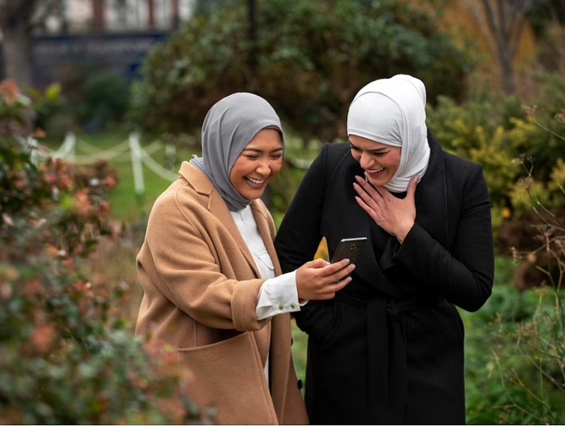 sumber gambar : https://www.freepik.com/free-photo/women-wearing-hijab-having-good-time_22127267.htm#query=hubungan%20moslem&position=0&from_view=search&track=ais